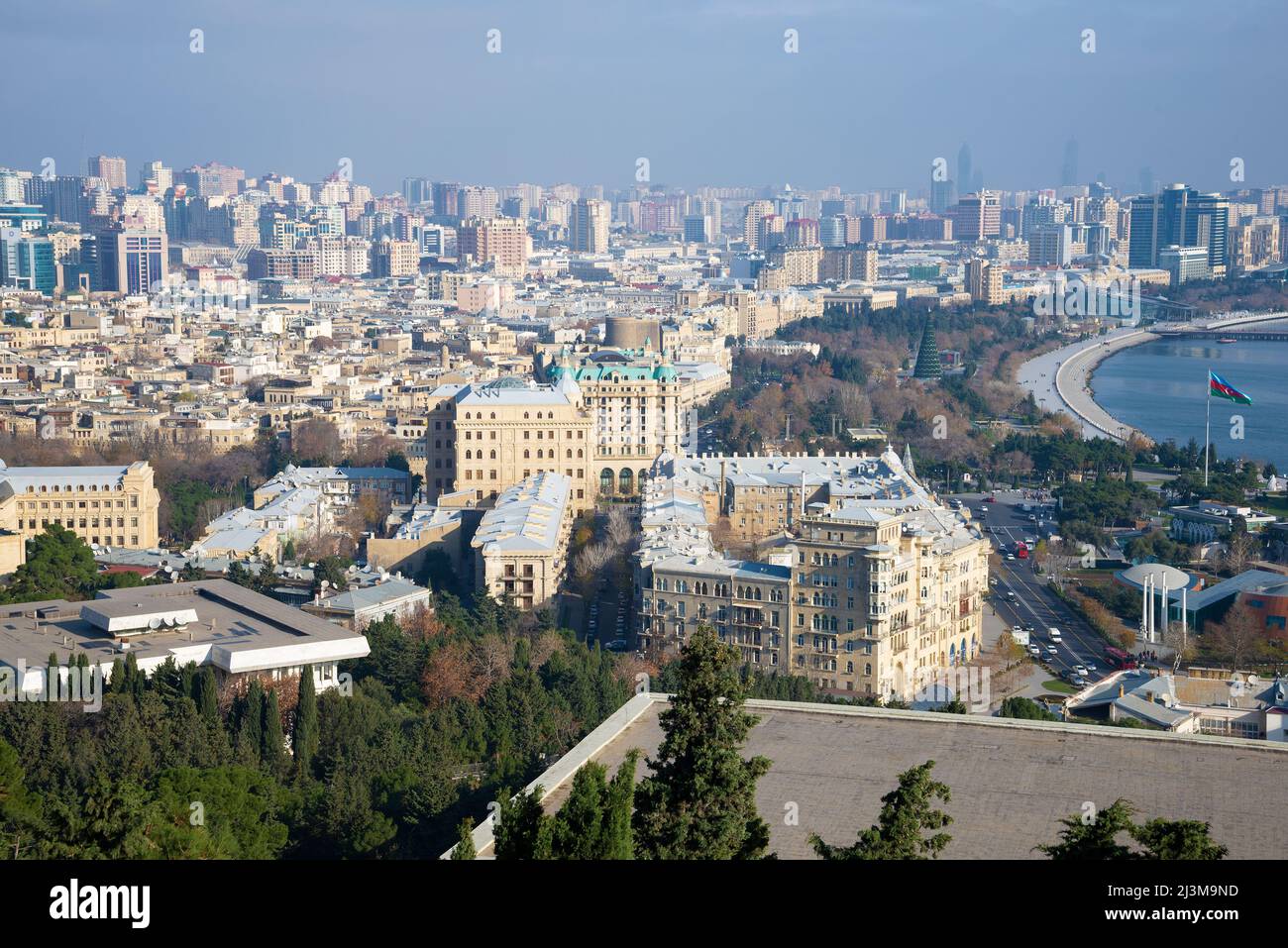 BAKU, ASERBAIDSCHAN - 29. DEZEMBER 2017: Panoramalandschaft des modernen Baku an einem sonnigen Dezembertag Stockfoto