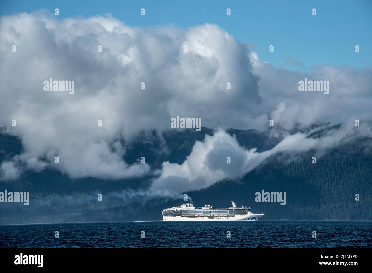 Schiff in der Chatham Strait im Südosten Alaskas Stockfoto