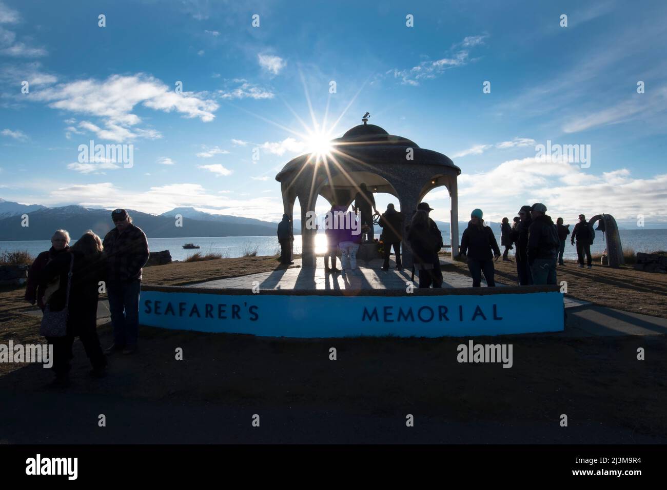 Touristen am Seafarer's Memorial an der Küste von Alaska; Homer, Alaska, Vereinigte Staaten von Amerika Stockfoto