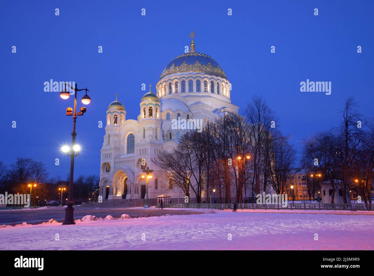 Märzdämmerung in der Marinekathedrale von St. Nikolaus dem Wundertäter. Kronstadt, Russland Stockfoto
