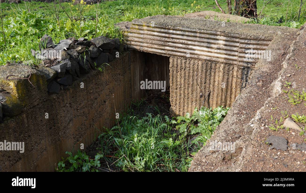 Auf dem Gadot Lookout, Israel, an den Hängen der Golanhöhen, mit Blick auf das Hula-Tal, ist ein alter syrischer Bunker, der Teil des Soldi-Gedenkens ist Stockfoto