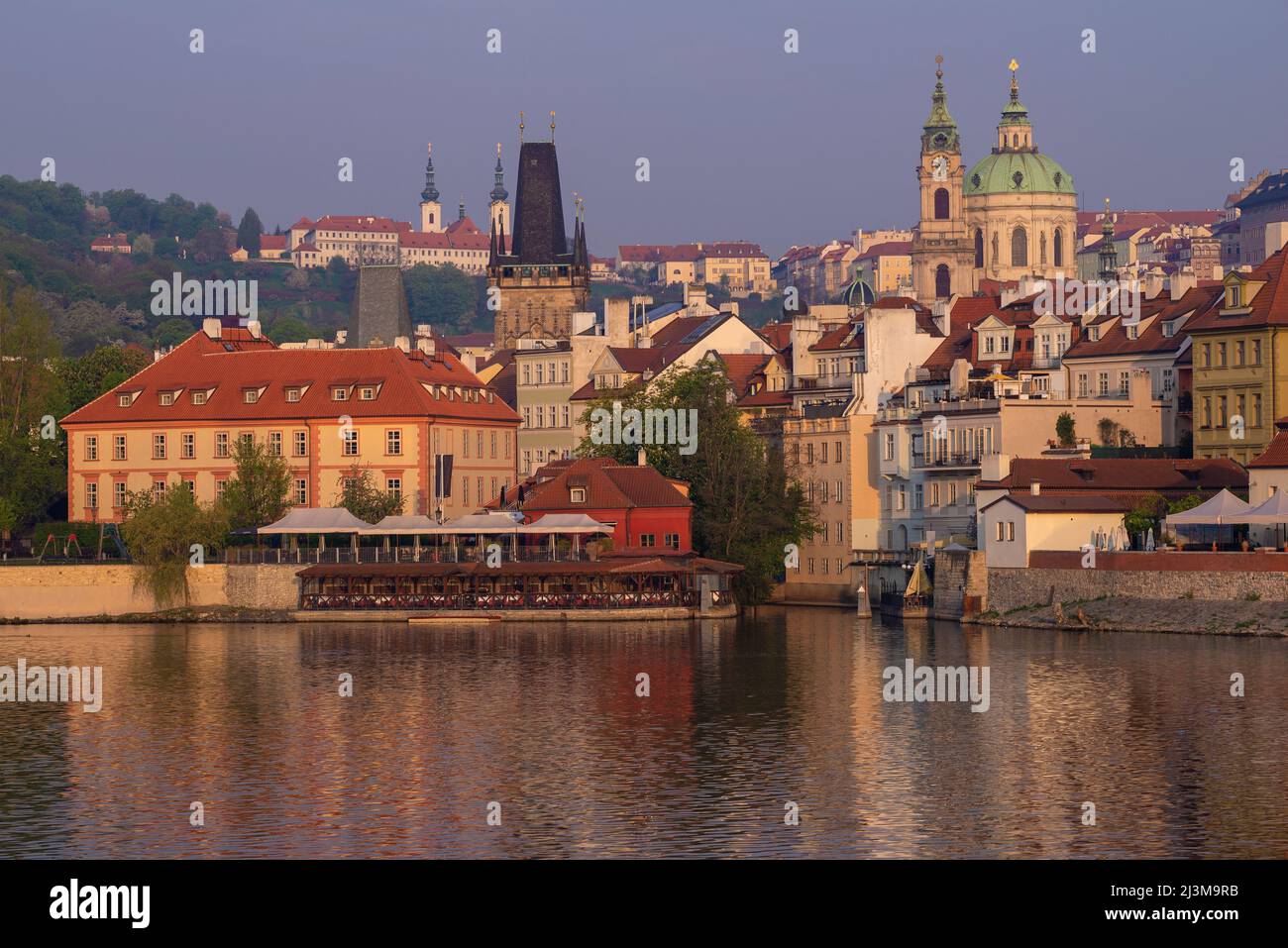Eine Ecke des alten Prag an einem warmen Aprilabend. Tschechische Republik Stockfoto