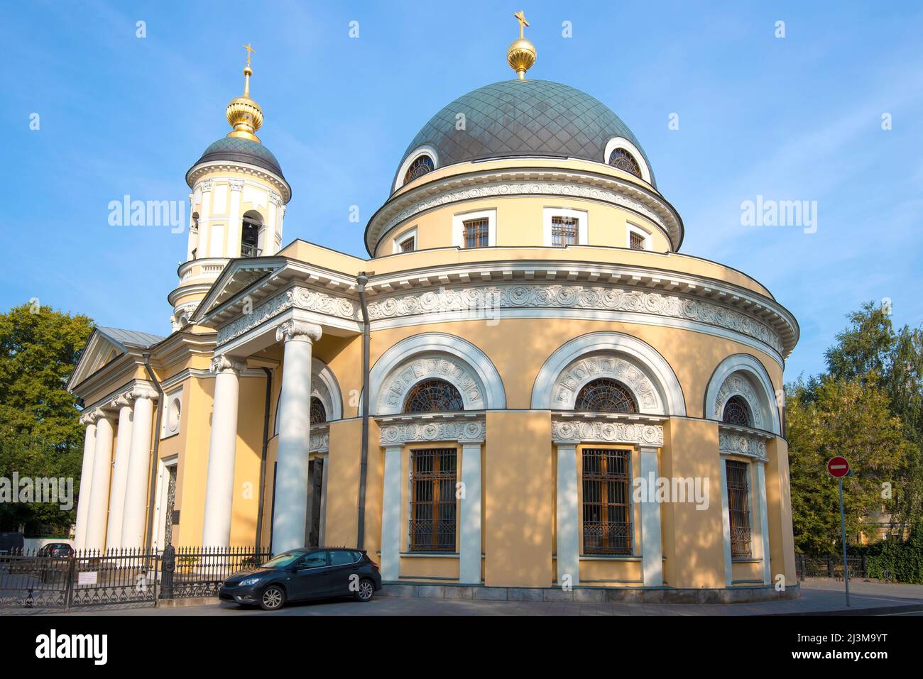 Die alte Kirche der Ikone der Gottesmutter "Freude aller Trauriger" an einem sonnigen Septembertag. Moskau, Russland Stockfoto
