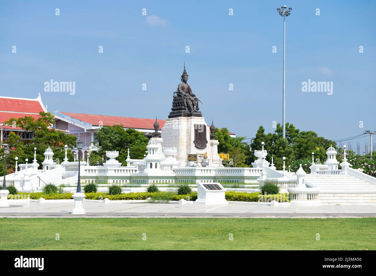 PHETCHABURI, THAILAND - 13. DEZEMBER 2018: Blick auf das Denkmal des Königs Mongkut (Rama IV) an einem sonnigen Tag Stockfoto