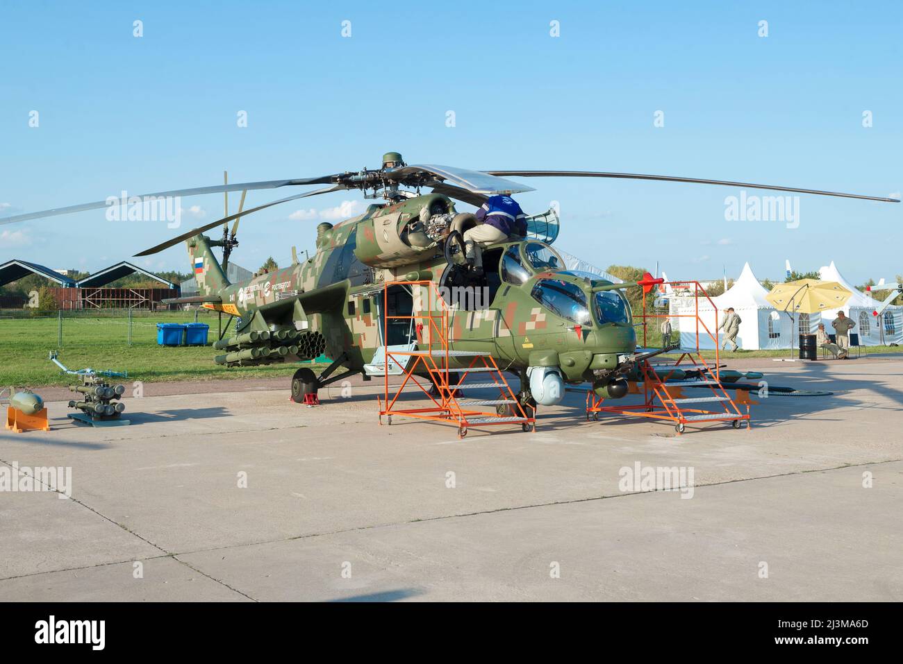 SCHUKOWSKI, RUSSLAND - 30. AUGUST 2019: Mi-35m ist ein russischer Transport- und Kampfhubschrauber, der rund um die Uhr auf der Flugschau MAKS-2019 eingesetzt wird Stockfoto