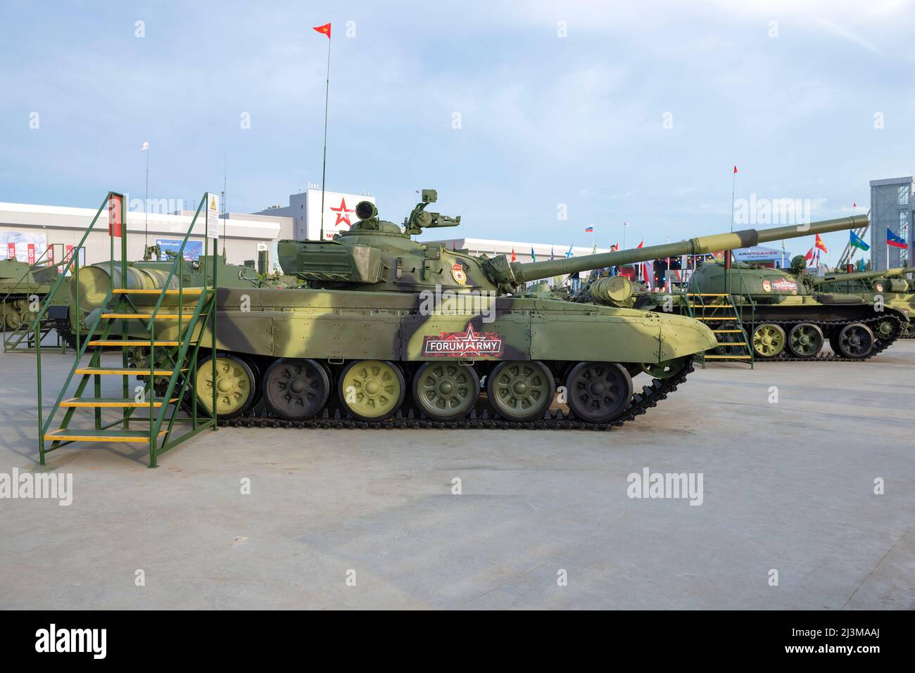 REGION MOSKAU, RUSSLAND - 25. AUGUST 2020: Sowjetischer Panzer T-72A in der Ausstellung des militärisch-technischen Forums 'Army-2020'. Patriot Park Stockfoto