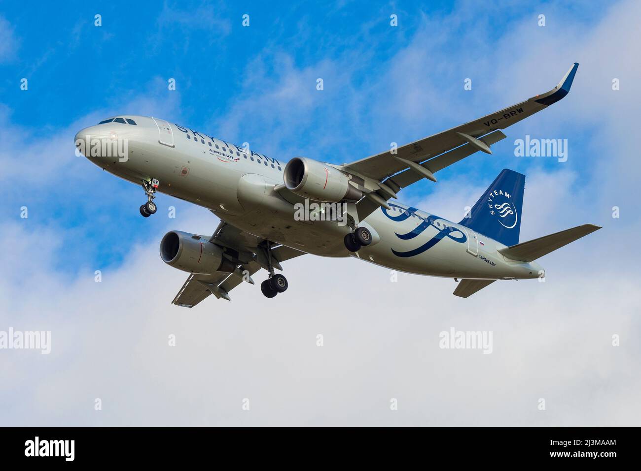 SANKT PETERSBURG, RUSSLAND - 28. OKTOBER 2020: Airbus A320-200 (VQ-BRW) der Aeroflot-Fluggesellschaften in einer speziellen Farbgebung der SkyTeam-Luftfahrtallianz auf t Stockfoto