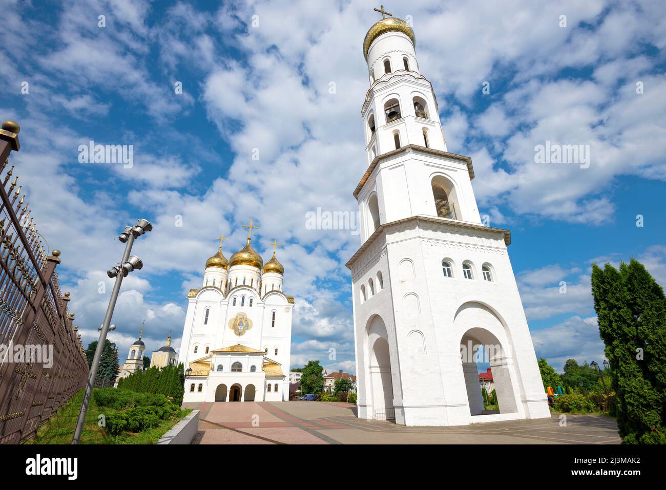 Kathedrale der Heiligen Dreifaltigkeit mit einem Glockenturm an einem sonnigen Julitag. Brjansk, Russland Stockfoto