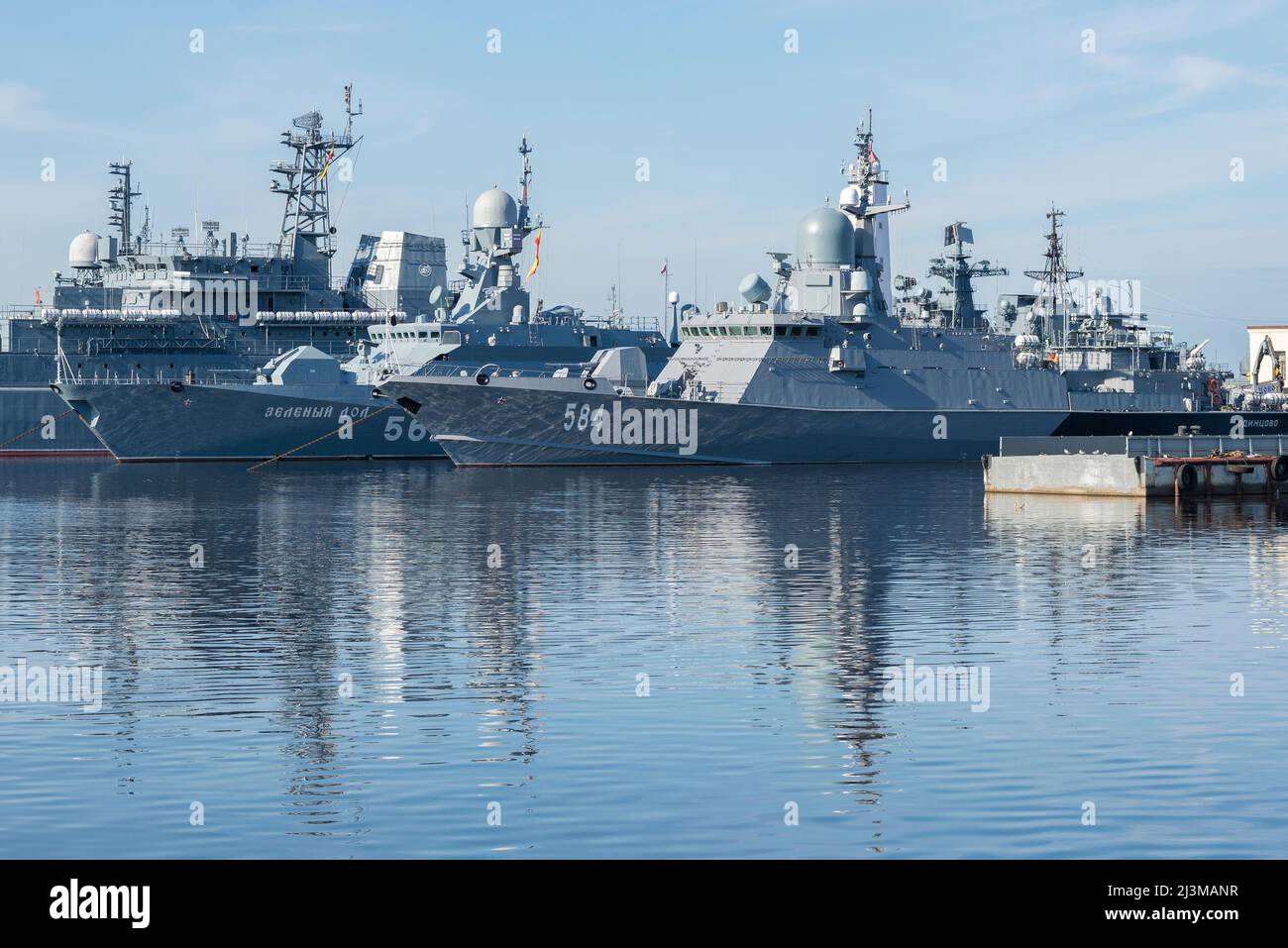 KRONSHTAD, RUSSLAND - 11. AUGUST 2021: Kriegsschiffe der baltischen Flotte im Hafen an einem frühen Augustmorgen Stockfoto