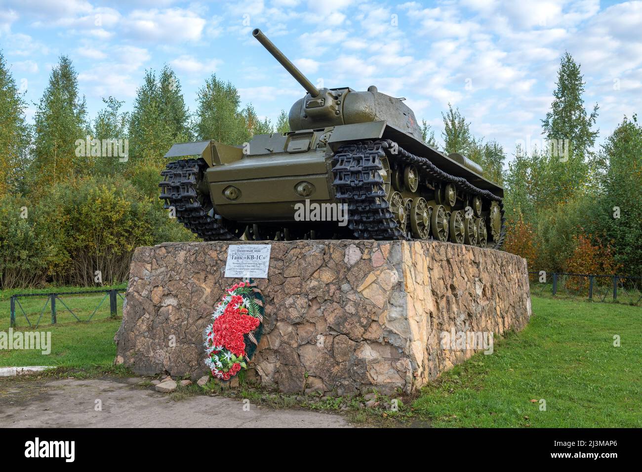 PARFINO, RUSSLAND - 11. SEPTEMBER 2021: Sowjetischer Panzer KV-1S - ein Denkmal im Dorf Parfino an einem Septembertag. Region Nowgorod Stockfoto