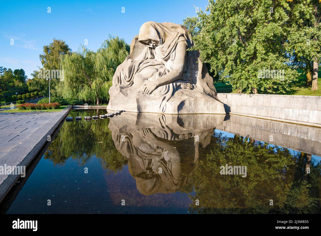 WOLGOGRAD, RUSSLAND - 19. SEPTEMBER 2021: Skulptur "trauernde Mutter" an einem sonnigen Septembertag. Fragment des Gedenkkomplexes auf Mamaev Kurgan Stockfoto