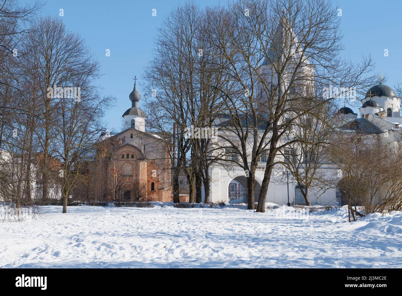 Die alte Kirche Paraskeva Freitag in der Landschaft des Yaroslav Hof an einem sonnigen Märztag. Weliki Nowgorod, Russland Stockfoto