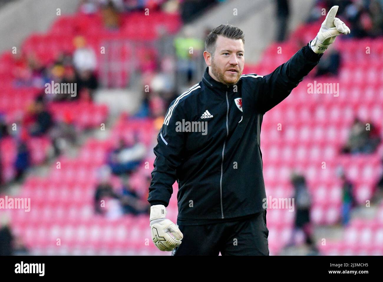 Llanelli, Wales. 8. April 2022. Wales Women's Goalkeeper Coach Paul Wavell beim Vorspiel vor dem FIFA Women's World Cup Qualifier Group I-Spiel zwischen Wales Women und France Women am 8. April 2022 in Parc y Scarlets in Llanelli, Wales, Großbritannien. Quelle: Duncan Thomas/Majestic Media. Stockfoto