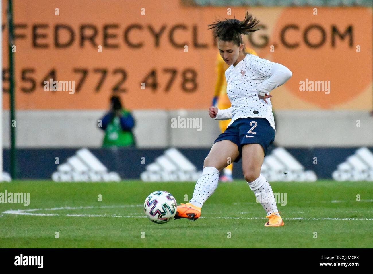 Llanelli, Wales. 8. April 2022. Ève Périsset der französischen Frauen in Aktion während des FIFA Frauen-WM-Qualifikationsspiel I zwischen den Frauen aus Wales und Frankreich am 8. April 2022 im Parc y Scarlets in Llanelli, Wales, Großbritannien. Quelle: Duncan Thomas/Majestic Media. Stockfoto