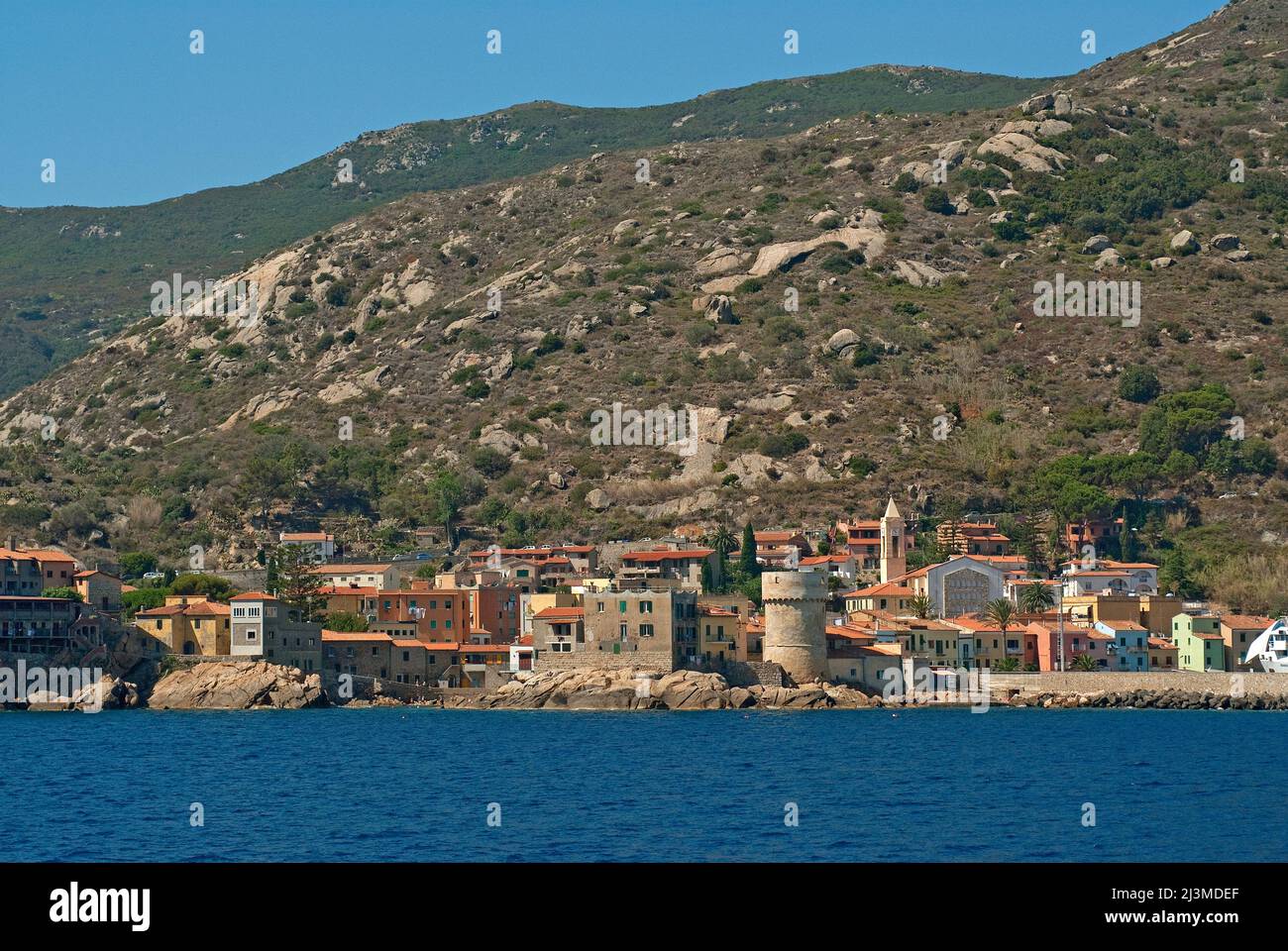 Dorf Giglio Porto (mit Turm von Sarazenen) auf der Insel Giglio, Grosseto, Toskana, Italien Stockfoto