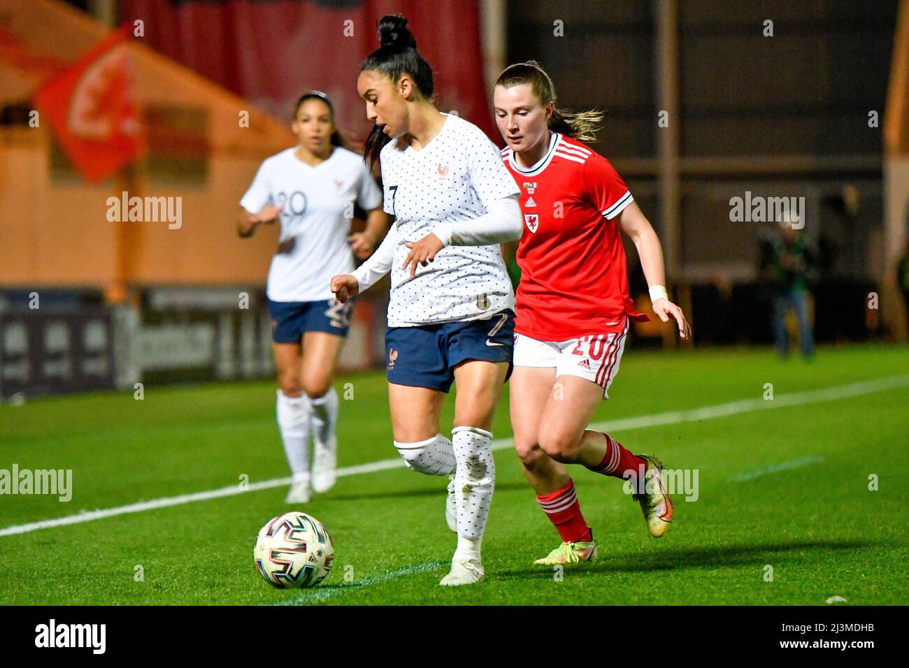 Llanelli, Wales. 8. April 2022. Sakina Karchaoui aus Frankreich Frauen schützt den Ball vor Carrie Jones aus Wales Frauen während des FIFA Women's World Cup Qualifier Group I-Spiels zwischen Wales Women und France Women am 8. April 2022 im Parc y Scarlets in Llanelli, Wales, Großbritannien. Quelle: Duncan Thomas/Majestic Media. Stockfoto