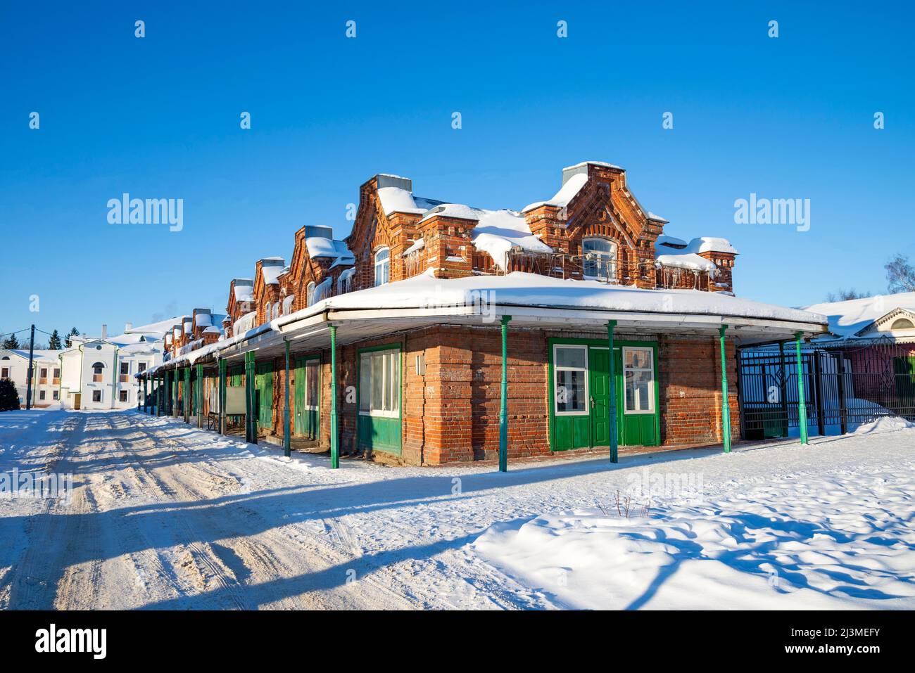 Ein Fragment alter Einkaufszentren an einem sonnigen Januartag. Kashin, Region Tver. Russland Stockfoto
