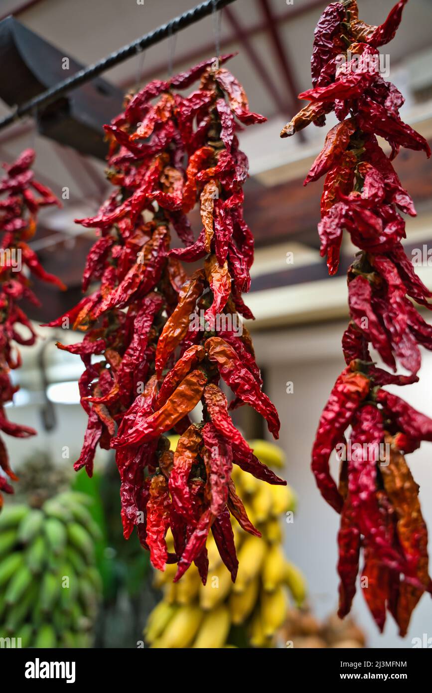 Die Nahaufnahme von getrockneten Chilischoten auf dem lokalen Bauernmarkt Mercado dos Lavradores in Funchal Madeira, Portugal Stockfoto
