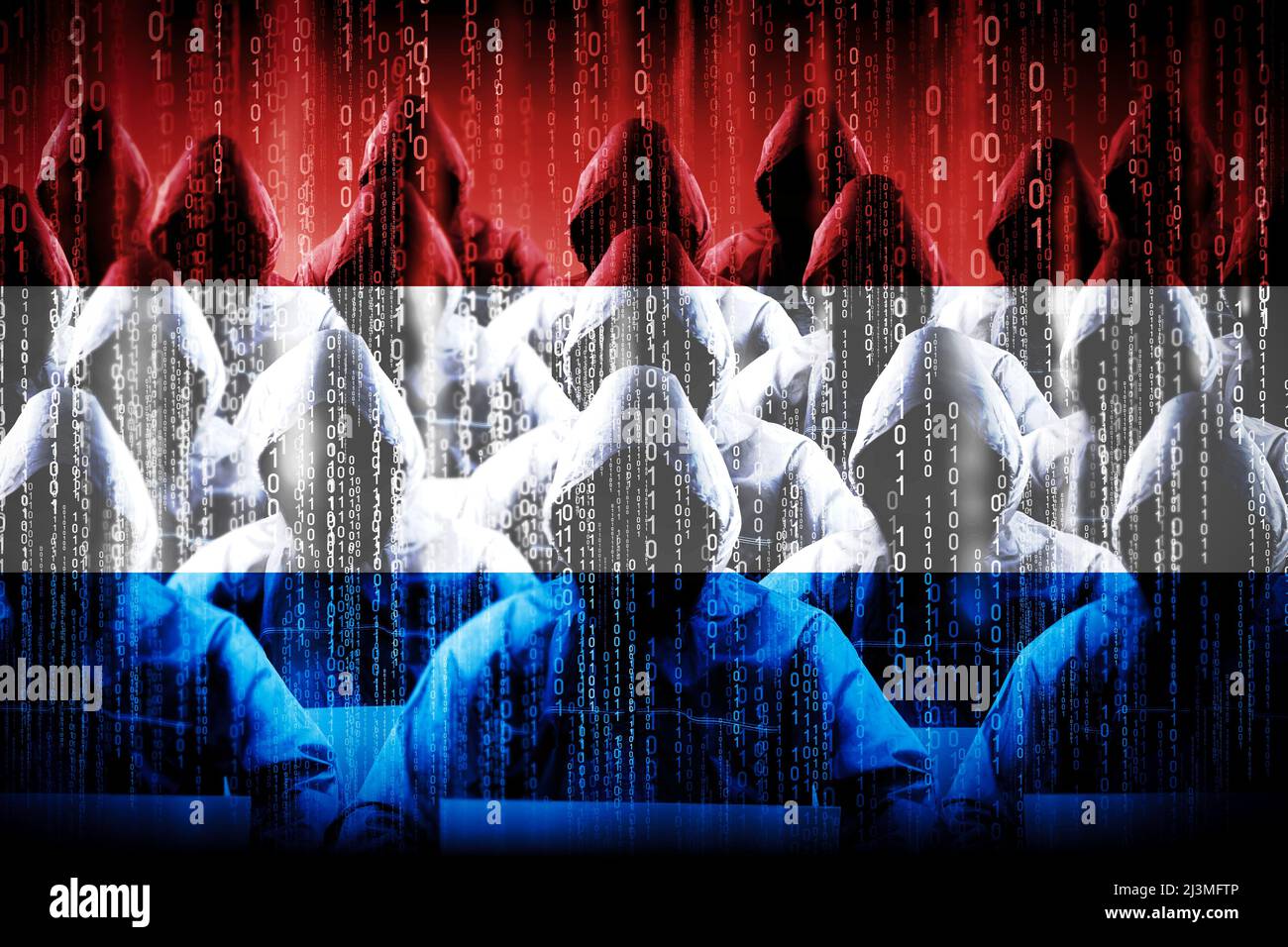 Anonyme Kapuzen-Hacker, Flagge der Niederlande, Binärcode - Cyber-Angriffskonzept Stockfoto