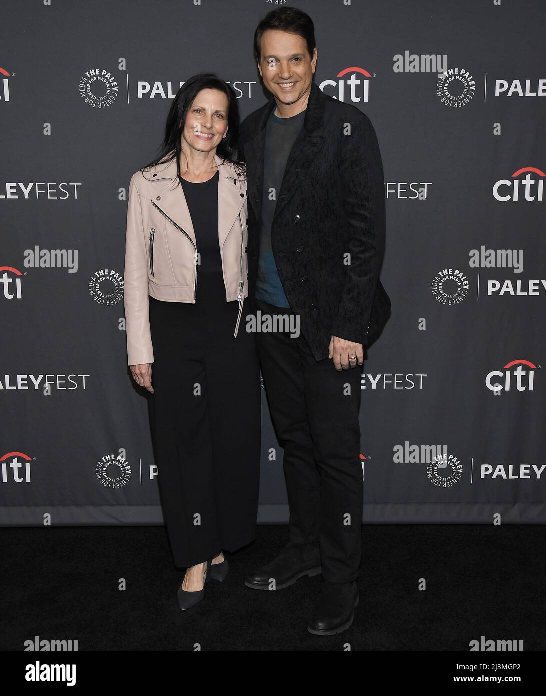 (L-R) Phyllis Fierro und Ralph Macchio beim PaleyFest LA - COBRA Kai