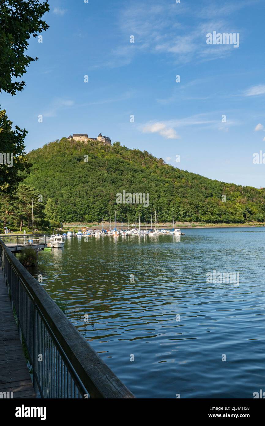 Waldeck Castle auf einem Berg über dem Edersee an einem schönen Sommertag Stockfoto