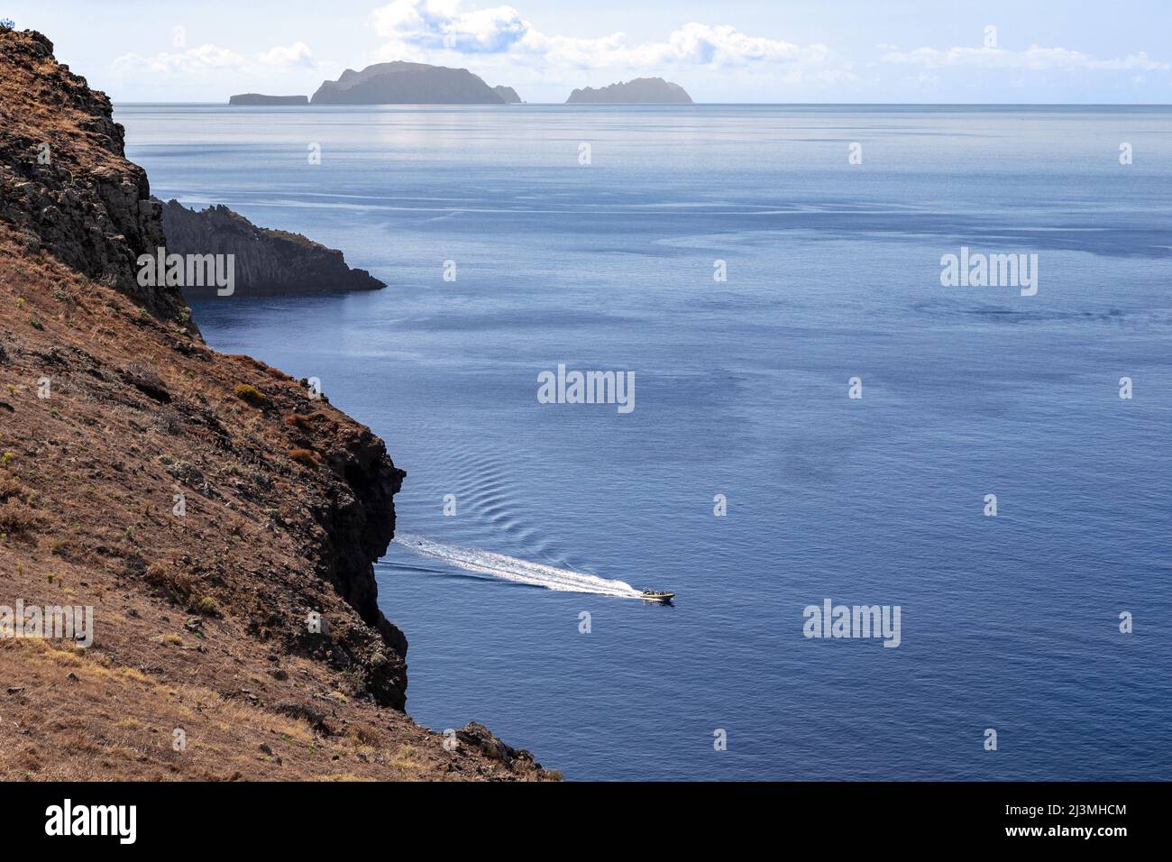 MADEIRA, PORTUGAL - 28. AUGUST 2021: Dies ist ein Blick auf die unbewohnten Desertas-Inseln von der Küste des Kap San Lorenzo. Stockfoto MADEIRA, PORTUGAL - 28. AUGUST 2021: Dies ist ein Blick auf die unbewohnten Desertas-Inseln von der Küste des Kap San Lorenzo. Stockfoto