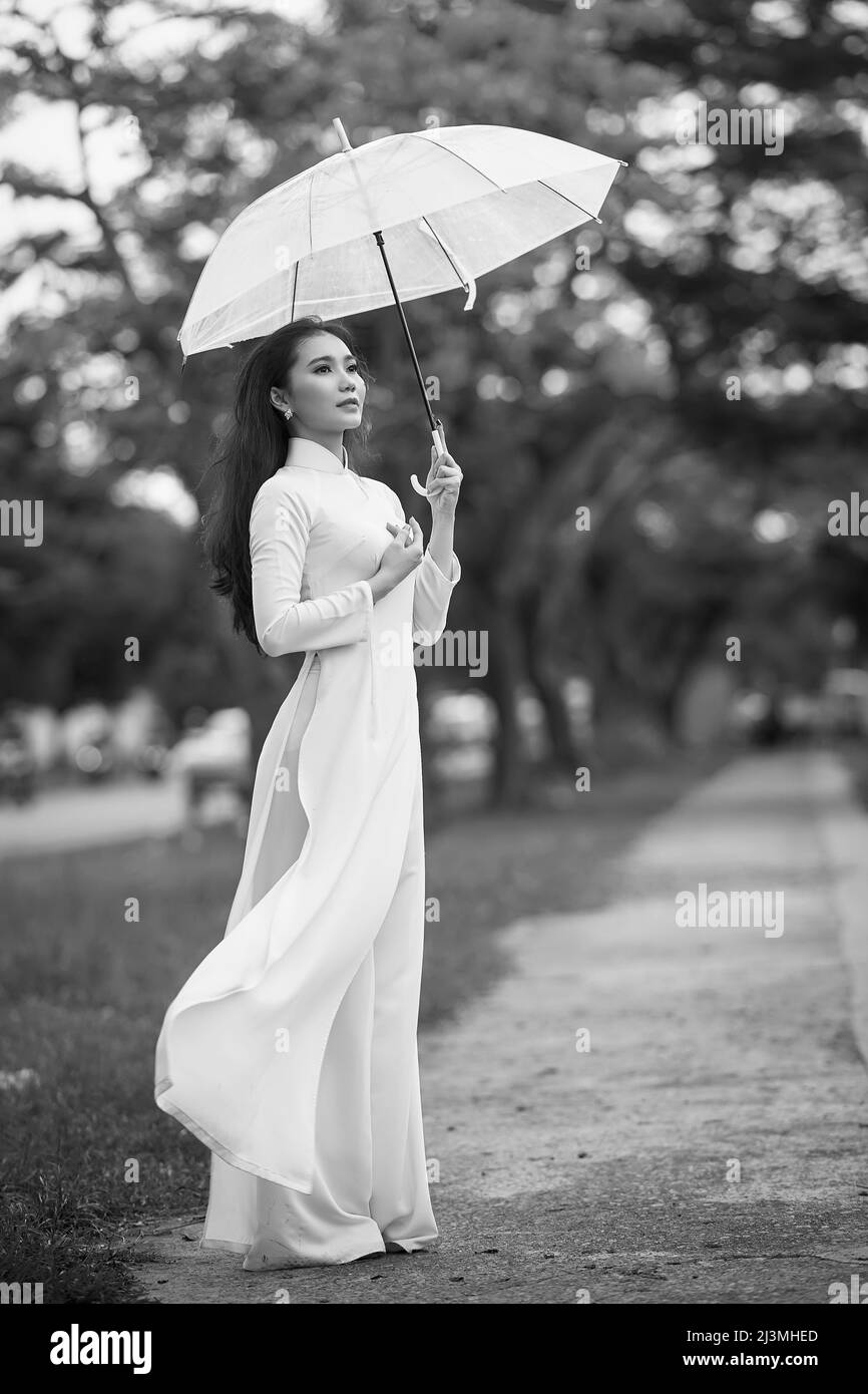 Ho Chi Minh City, Vietnam: Ein wunderschöner vietnamesischer Student in Weiß AO dai Stockfoto