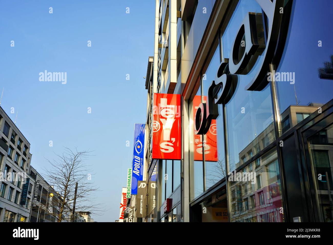 Verschiedene Store-Logos in der Schadowstraße in Düsseldorf. Die Schadowstraße ist eine der belebtesten und am meisten frequentierten Einkaufsstraßen in Deutschland. Stockfoto