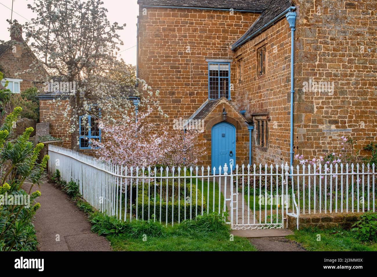 Adderbury Cottage im Frühling. Oxfordshire, England Stockfoto