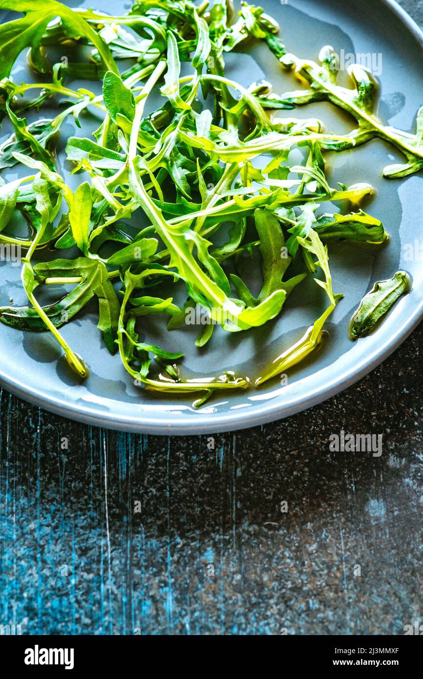 Rucola Salatblätter, auch Aragula, Roquette und Rucola Salat genannt Stockfoto