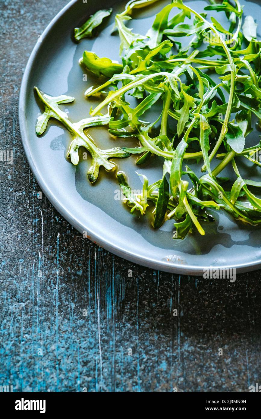 Rucola Salatblätter, auch Aragula, Roquette und Rucola Salat genannt Stockfoto