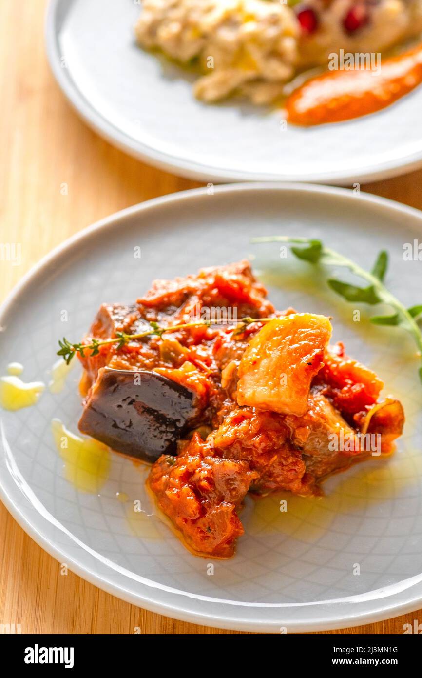 Auberginen-, Kartoffel- und Tomateneintopf Stockfoto