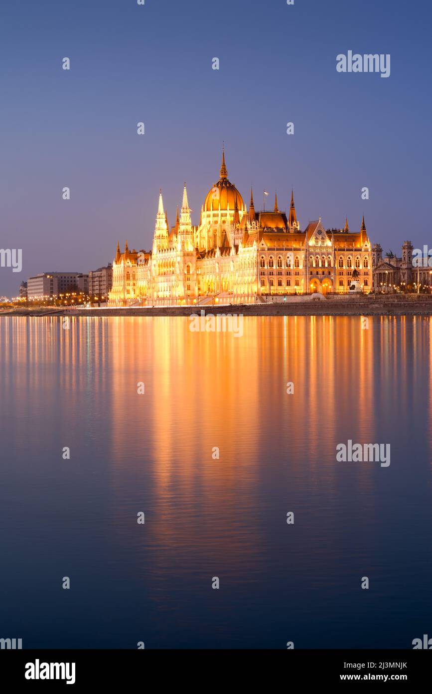 Das ungarische Parlament spiegelt sich im Wasser. Nachtansicht Stockfoto