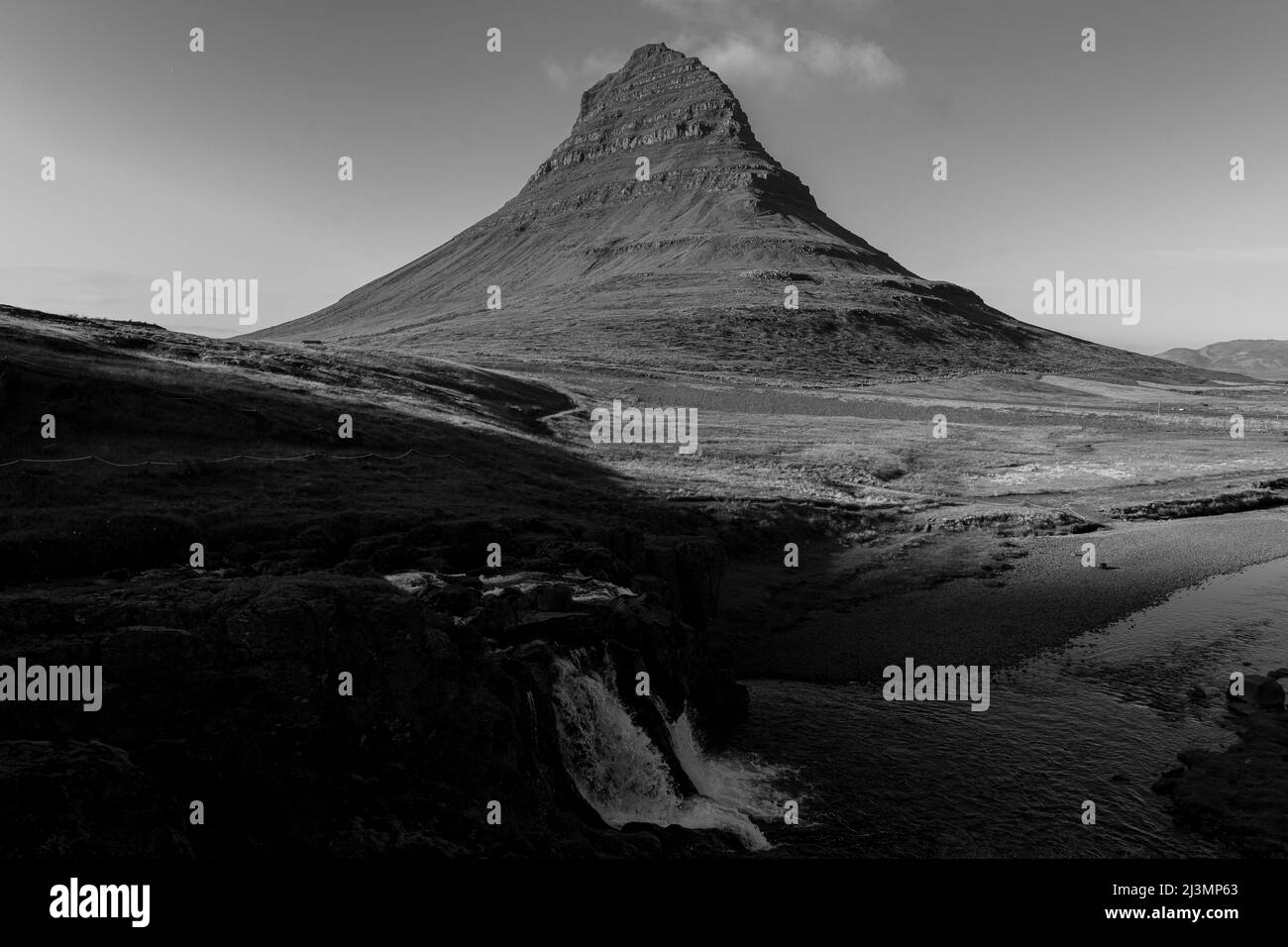 Schöne Luftaufnahme des Kirkjufell-Hochgebirges in Island, auf der Halbinsel Snæfellsnes Stockfoto