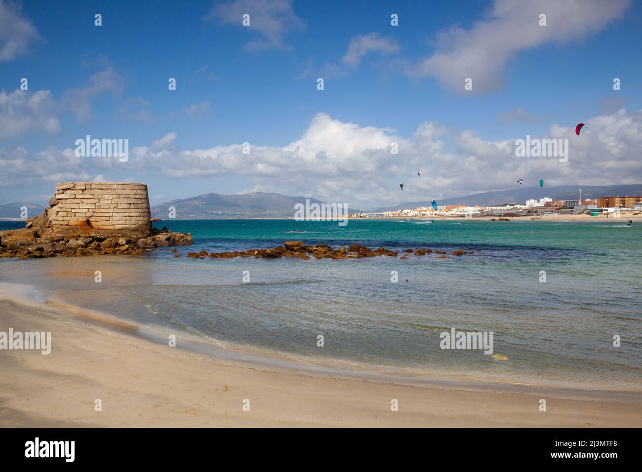 Am Strand auf der Insel Tarifa, die mit Befestigungsanlagen von militärischen Aktivitäten, einem Leuchtturm und Punta de Tarifa ausgestattet ist. Der südlichste Punkt des Kontinents Stockfoto