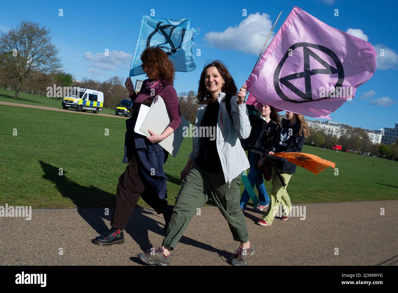 Hyde Park, London, Großbritannien. 9. April 2022. Die Demonstranten des Extinction Rebellion versammeln sich im Speakers Corner im Hyde Park vor einer Phase ziviler Widerstandsaktionen, die in London und darüber hinaus zu Störungen führen könnten, aus Protest gegen angebliche Ursachen des Klimawandels. Frauen kommen Stockfoto