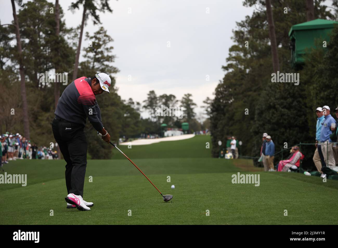 Georgia, USA . 08. April 2022. Japans Hideki Matsuyama schlägt am 8. April 2022 in der zweiten Runde des Masters-Golfturniers 2022 im Augusta National Golf Club in Augusta, Georgia, USA, auf dem 18.-Loch ab. Kredit: Koji Aoki/AFLO SPORT/Alamy Live Nachrichten Gutschrift: Aflo Co. Ltd./Alamy Live Nachrichten Stockfoto