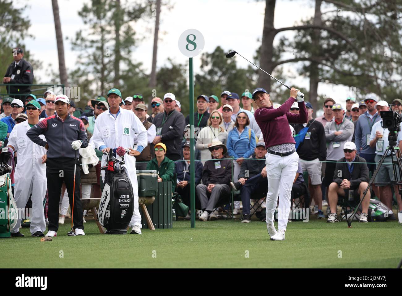 Georgia, USA . 08. April 2022. USA Justin Thomas schlägt sich ab, als Japans Hideki Matsuyama am 8. April 2022 in der zweiten Runde des Masters-Golfturniers 2022 im Augusta National Golf Club in Augusta, Georgia, USA, auf dem 8.-Loch zuschaut. Kredit: Koji Aoki/AFLO SPORT/Alamy Live Nachrichten Gutschrift: Aflo Co. Ltd./Alamy Live Nachrichten Stockfoto