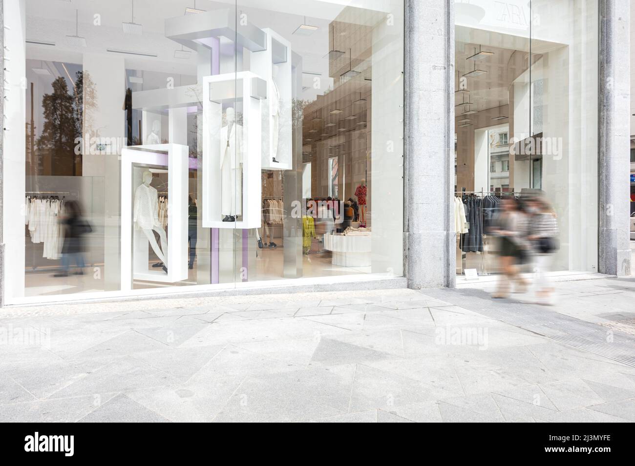 Madrid, Spanien - 09. April 2022: Schaufenster der Zara Plaza de España. Der größte Zara-Laden der Welt. Konzept des Einkaufs, inditex, Amancio Ortega Stockfoto