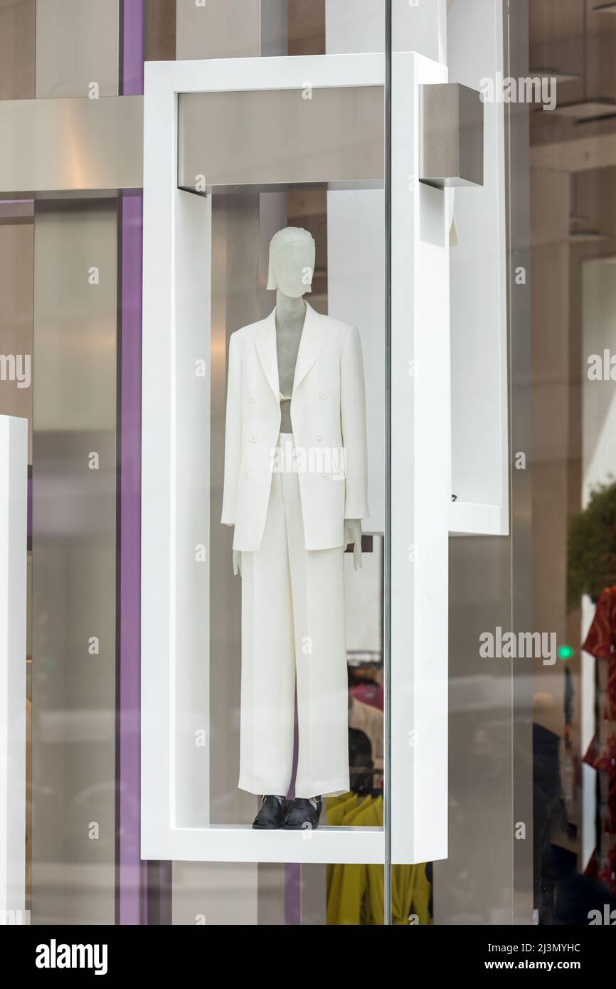 Madrid, Spanien - 09. April 2022: Schaufenster der Zara Plaza de España. Der größte Zara-Laden der Welt. Konzept des Einkaufs, inditex, Amancio Ortega Stockfoto