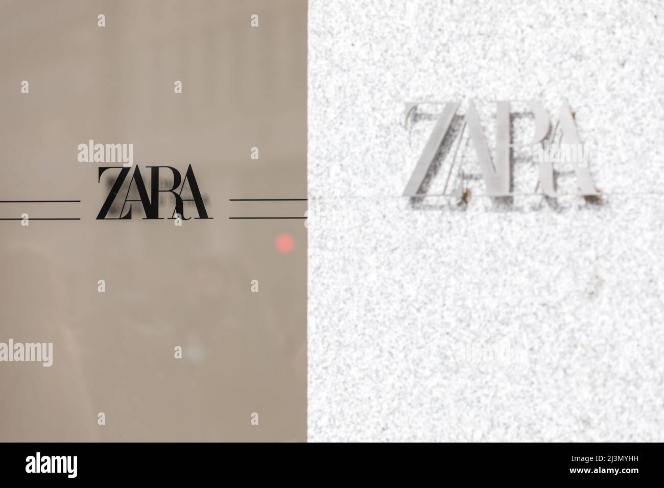 Logo des Bekleidungs- und Zubehörladens von Zara in Spanien. Der größte Zara-Laden der Welt. Konzept des Einkaufs, inditex, Amancio Ortega, Kleidung Stockfoto