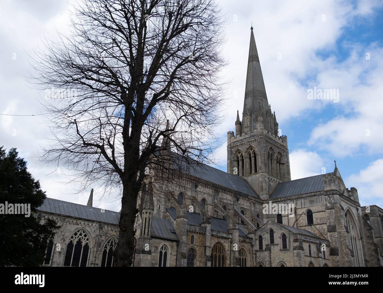 Die Chichester Kathedrale, die formell als Domkirche der Heiligen Dreifaltigkeit bekannt ist, ist der Sitz des anglikanischen Bischofs von Chichester. Stockfoto