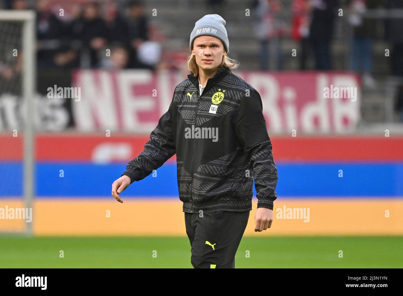 Stuttgart, Deutschland. 08. April 2022. Erling HAALAND (DO) in  Trainingsanzug und Mütze, Einzelbild, Einzelmotiv geschnitten, Halbfigur,  Halbfigur. Fußball 1. Bundesliga-Saison 2021/2022, 29.Spieltag, matchday29.  VFB Stuttgart-Borussia Dortmund 0-2, am ...