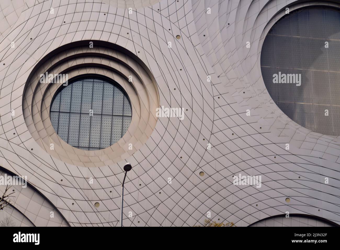 Das ist eine großartige Gebäudefassade mit Aluminiumverbundplatten, die in Form eines Echos umkreist sind Stockfoto