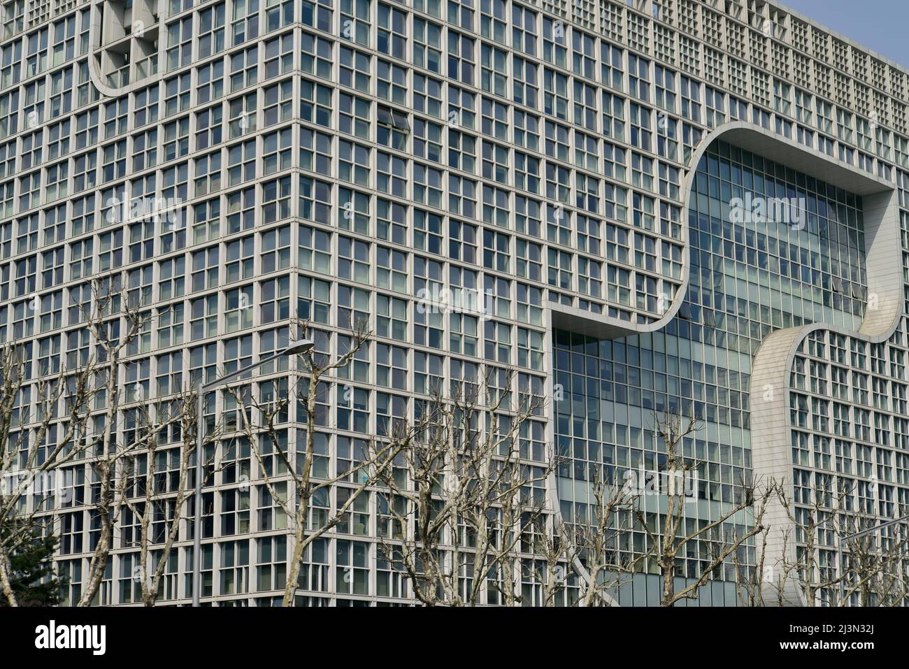 Dies ist eine alte TV-Satellitenschüssel auf der Oberseite der alten Wohnung in Seoul Korea Stockfoto