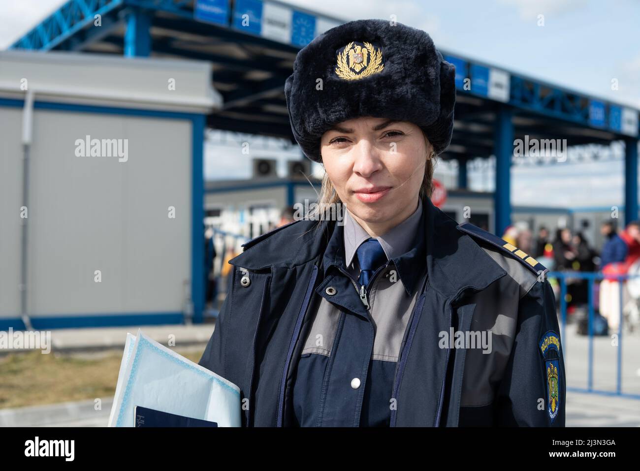 Grenzpolizist auf der Grenzstation von Isaccea, Rumänien, 27. Februar 2022. Stockfoto