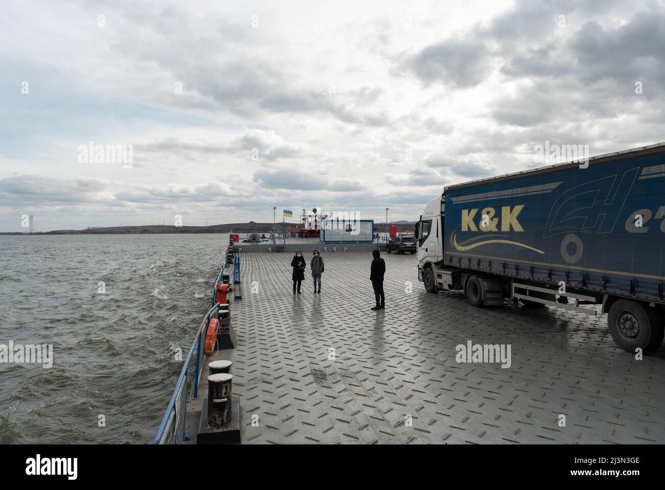 Ukrainische Flüchtlinge auf dem Weg nach Rumänien, 27. Februar 2022. Stockfoto