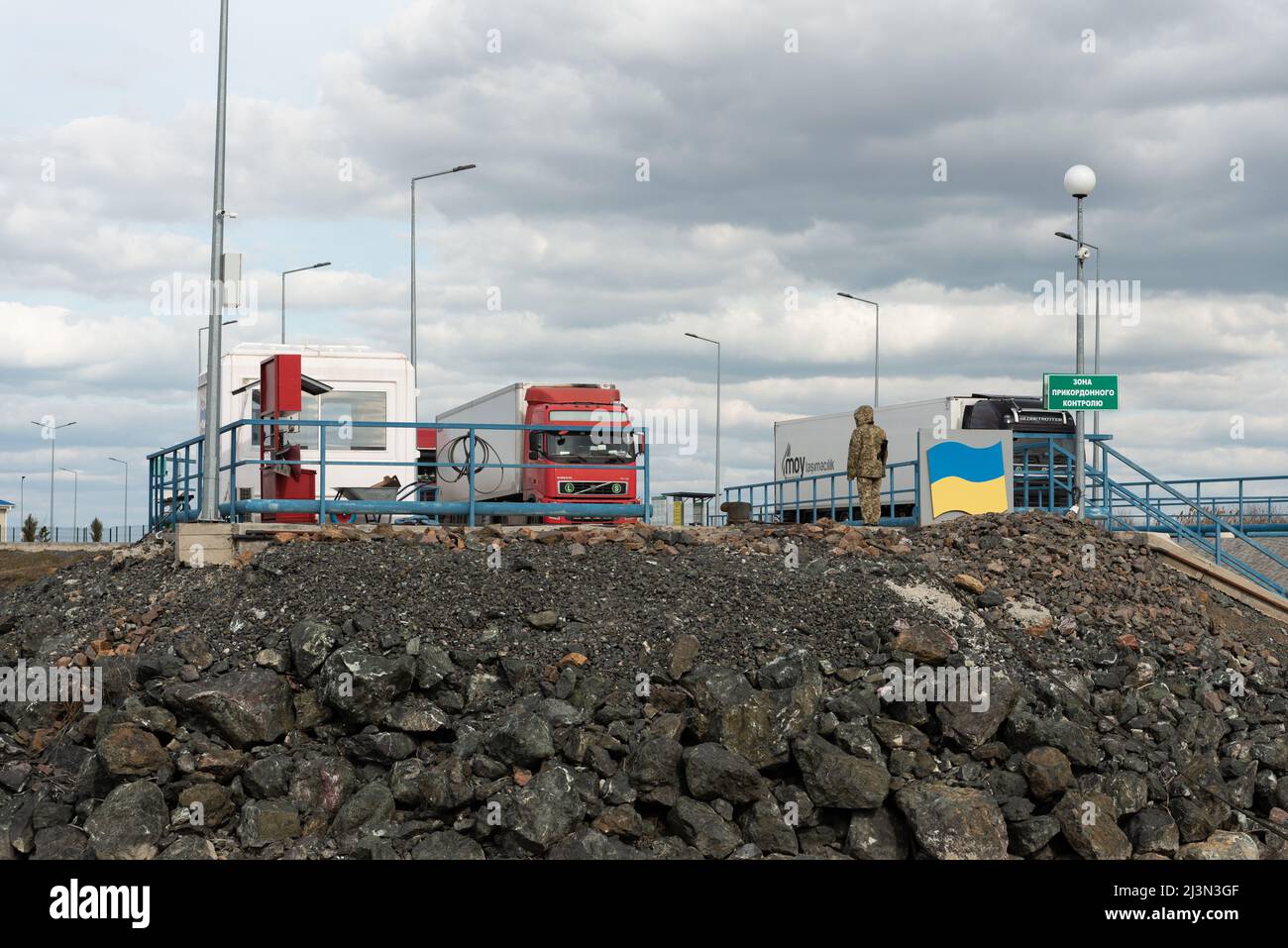 Ukrainischer Soldat auf der Grenzstation von Isaccea, Rumänien, 27. Februar 2022. Stockfoto