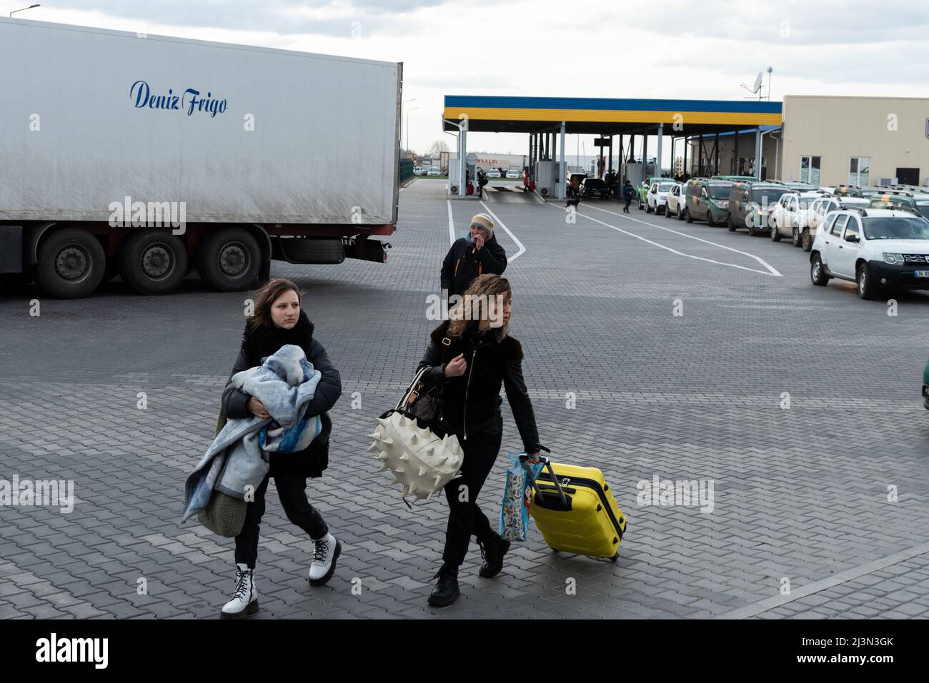 Ukrainische Flüchtlinge, die an der Grenze zur Ukraine ankommen. Stockfoto