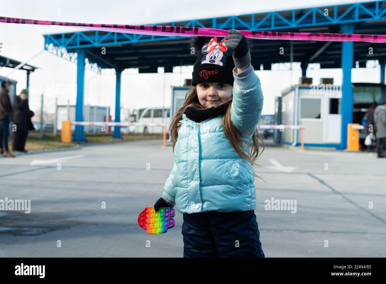 Ukrainisches Flüchtlingsmädchen an der Grenzstation von Isaccea, Rumänien, 27. Februar 2022. Stockfoto